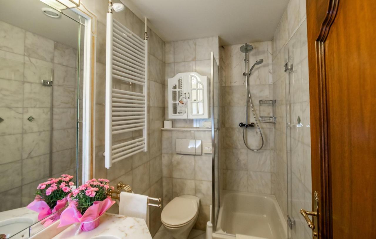 Hotel Palais Porcia 4*