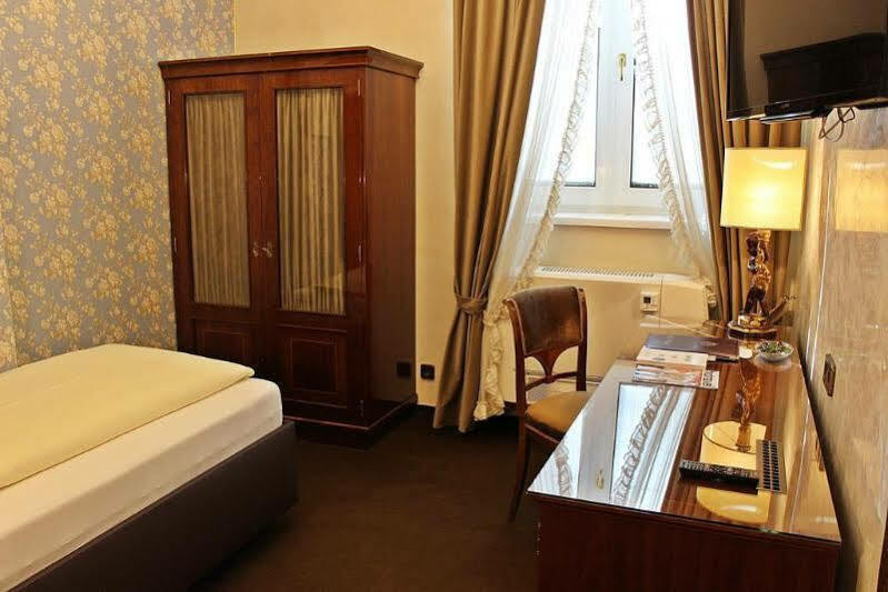 Palais Porcia 4*